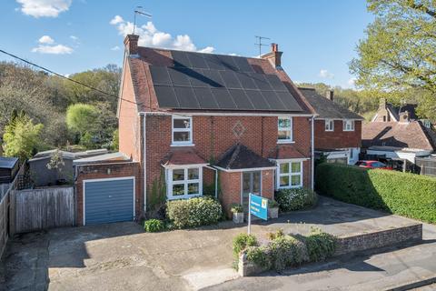 Yew Tree Road, Godalming GU8 4 bed detached house for sale