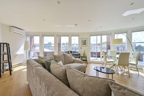 Coombe Road, Kingston, Kingston Upon... 3 bed flat for sale