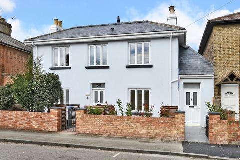 Victoria Road, Kingston Upon Thames KT1 3 bed maisonette for sale