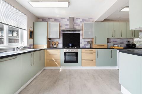 St Michaels Road, Grimsby, DN34 4 bed semi