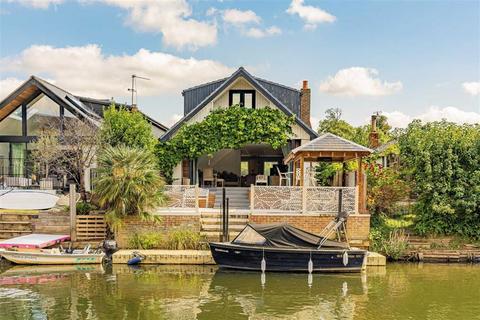 The Island, Thames Ditton KT7 3 bed detached house for sale