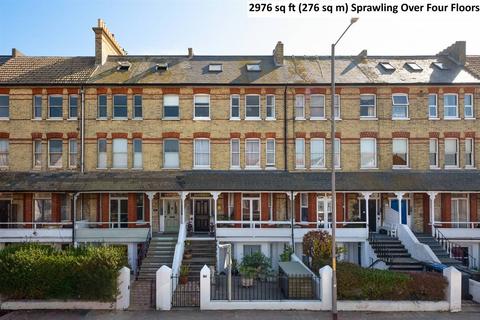 Westgate Bay Avenue, Westgate
