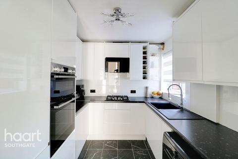 Windsor Court, London 2 bed apartment for sale