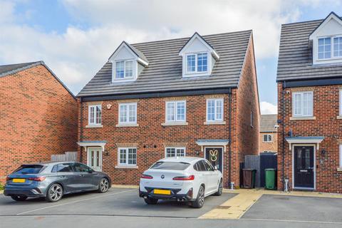 Buckthorne Court, Normanton WF6 3 bed semi
