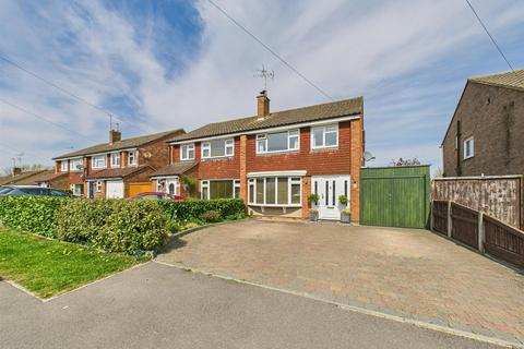Broughton Avenue, Aylesbury HP20 3 bed semi