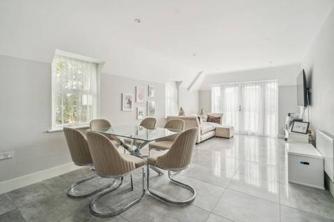 Ellam Court, Bushey, WD23 2 bed flat for sale