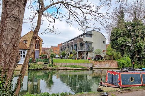 High Street, Ware SG12 2 bed terraced house for sale
