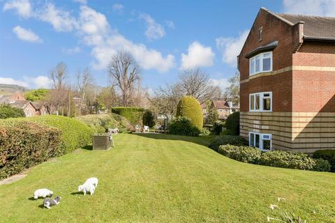 Station Road, Dorking, Surrey 2 bed flat for sale