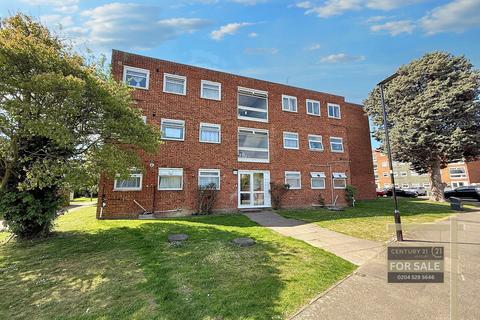 Memorial Close, HOUNSLOW TW5 2 bed flat for sale