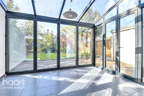 The Avenue, Hornchurch 4 bed end of terrace house for sale