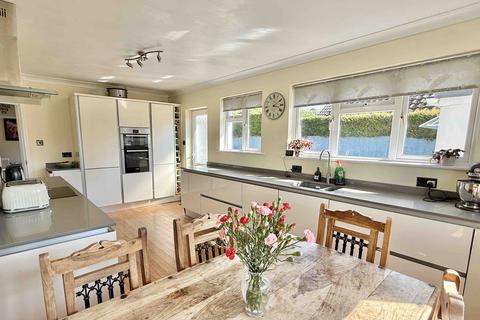 Meadow Way Ringwood, BH24 1RY 4 bed detached house for sale