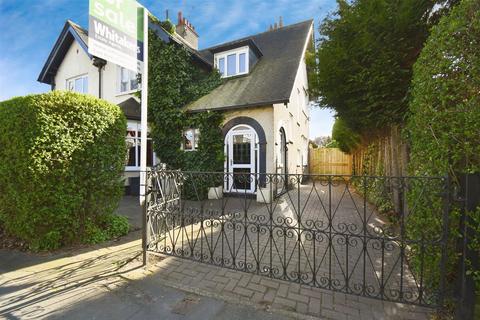 Laburnum Avenue, Garden Village, Hull 3 bed semi
