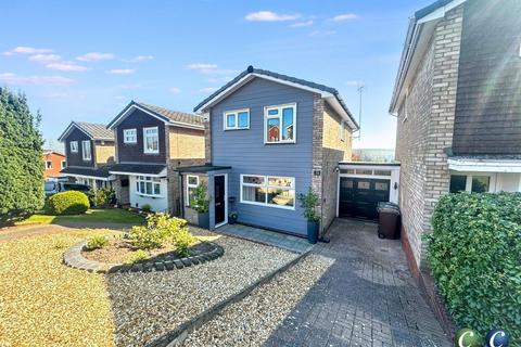 Waverley Gardens, Rugeley, WS15 2YE 3 bed detached house for sale