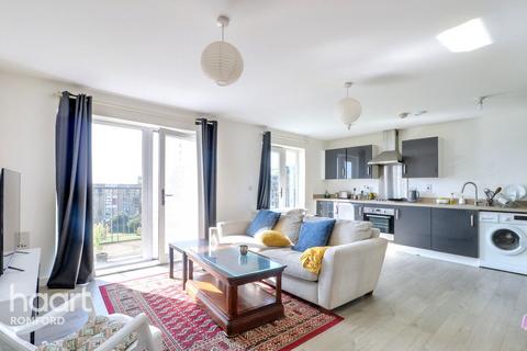 Arc Court, Romford, RM7 0FH 2 bed apartment for sale