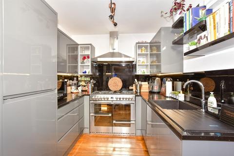 Sandgate High Street, Folkestone CT20 2 bed ground floor maisonette for sale