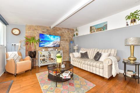 Sandgate High Street, Folkestone CT20 2 bed ground floor maisonette for sale