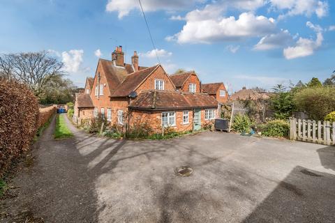 Well Road, Crondall, Farnham, GU10 3 bed semi
