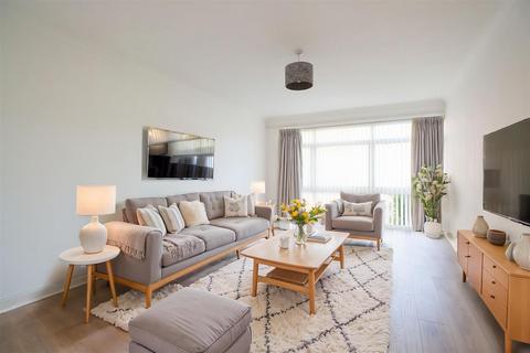 Paddockhall Road, Haywards Heath 2 bed flat for sale