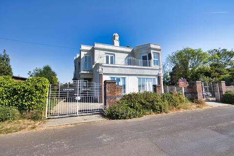 Old Dover Road, Folkestone, CT18 2 bed flat for sale