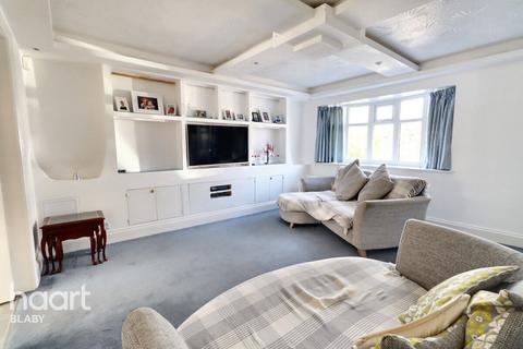 Kensington Close, Leicester 4 bed semi