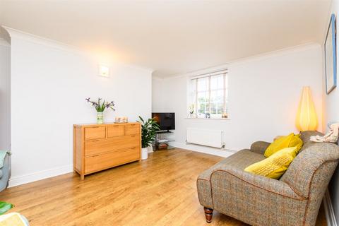 New Road Avenue, Chatham, Kent 2 bed ground floor flat for sale