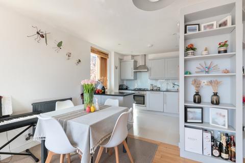 Steele Road, London W4 2 bed flat for sale