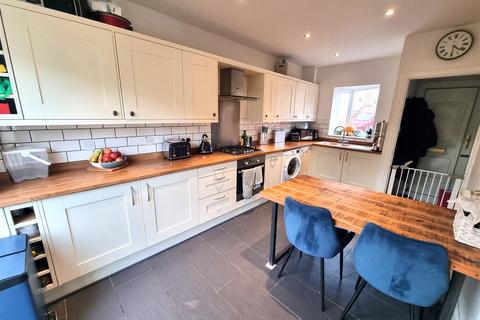 Priesthorpe Road, Farsley, Pudsey 2 bed terraced house for sale