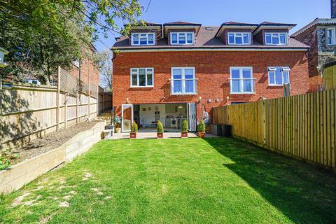 Sedlescombe Road North, St.... 3 bed semi