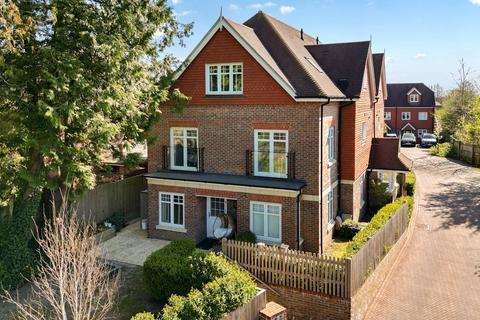 Cricketers Close, Bagshot, Surrey, GU19 2 bed flat for sale
