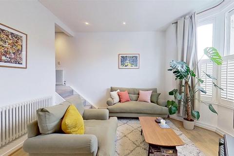 Earlsfield Road, London 2 bed maisonette for sale
