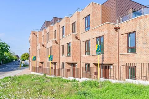 60 Larkshall Road, London E4 3 bed house for sale
