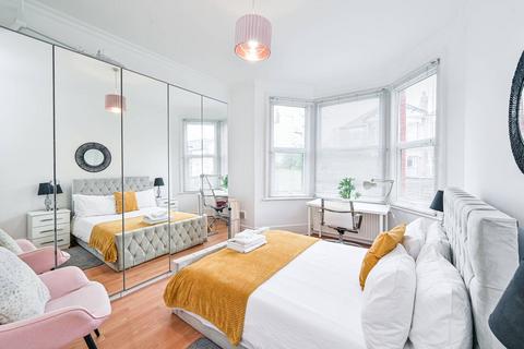 Melrose Avenue, Willesden, London, NW2 2 bed flat for sale