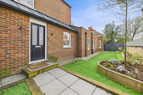 Rugby Road, Worthing BN11 4PT 3 bed flat for sale