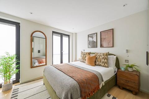 Seven Sisters Road, Finsbury Park... 3 bed flat for sale