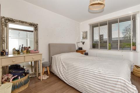 The Farrows, Maidstone ME15 2 bed ground floor flat for sale