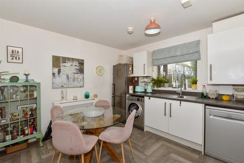 The Farrows, Maidstone ME15 2 bed ground floor flat for sale
