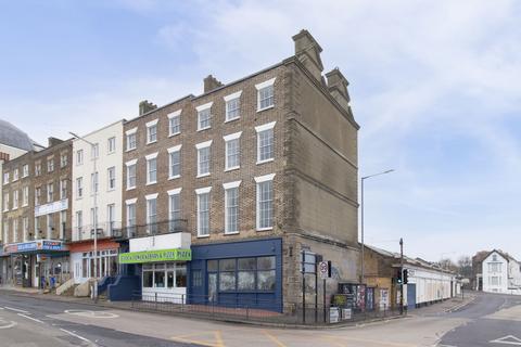 Marine Gardens, Margate, CT9 2 bed flat for sale
