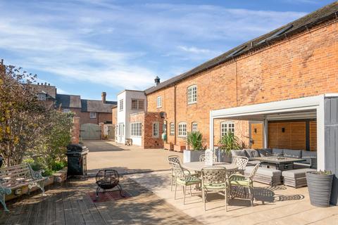 Melton Mowbray LE14 3 bed coach house for sale