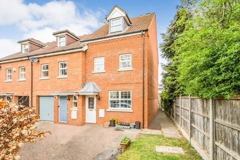 Abrahams Close, Bedford 3 bed townhouse for sale