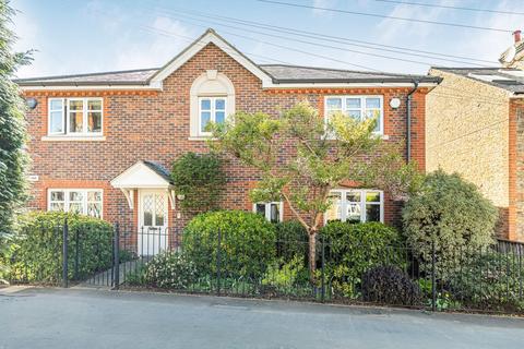 Heath Road, Weybridge KT13 2 bed flat for sale