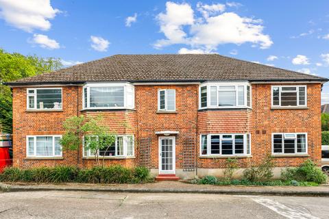Park Gardens, Kingston Upon Thames KT2 2 bed apartment for sale