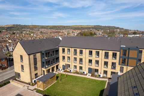Arras Close, Kent CT19 2 bed apartment for sale