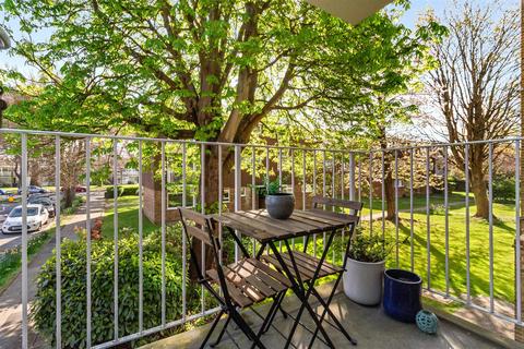 Dorchester Gardens, Worthing 2 bed flat for sale