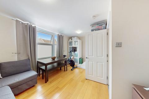 Greenford Avenue, London W7 2 bed flat for sale