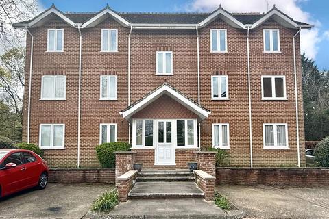 Thornfield Green, Blackwater GU17 2 bed flat for sale