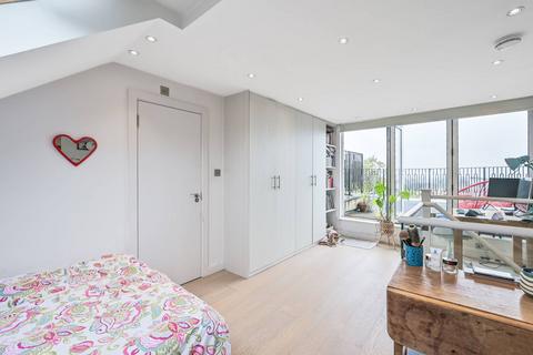 Finchley Road, Child's Hill, London, NW2 3 bed flat for sale