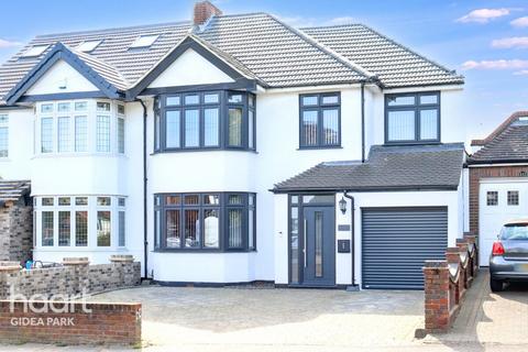Pettits Lane, Romford, RM1 4ER 5 bed semi