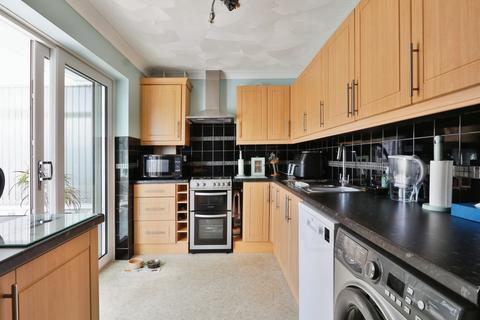 Ellis Close, Preston, Hull, HU12 8XG 2 bed detached bungalow for sale