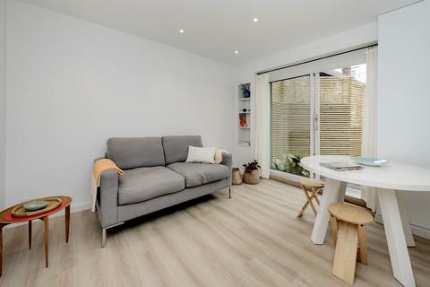 West Barnes Lane, London SW20 2 bed flat for sale