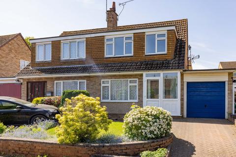 Field Close, Warwickshire CV8 3 bed semi